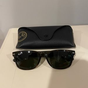 Polarized wayfarer classic ray-bans, tortoise